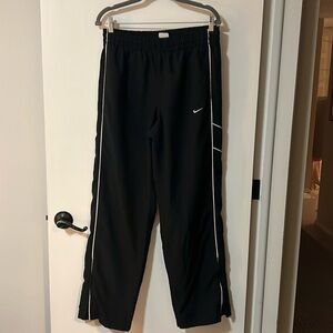 Men’s Black Nylon Nike Wind pant Size Large Zippered Ankle